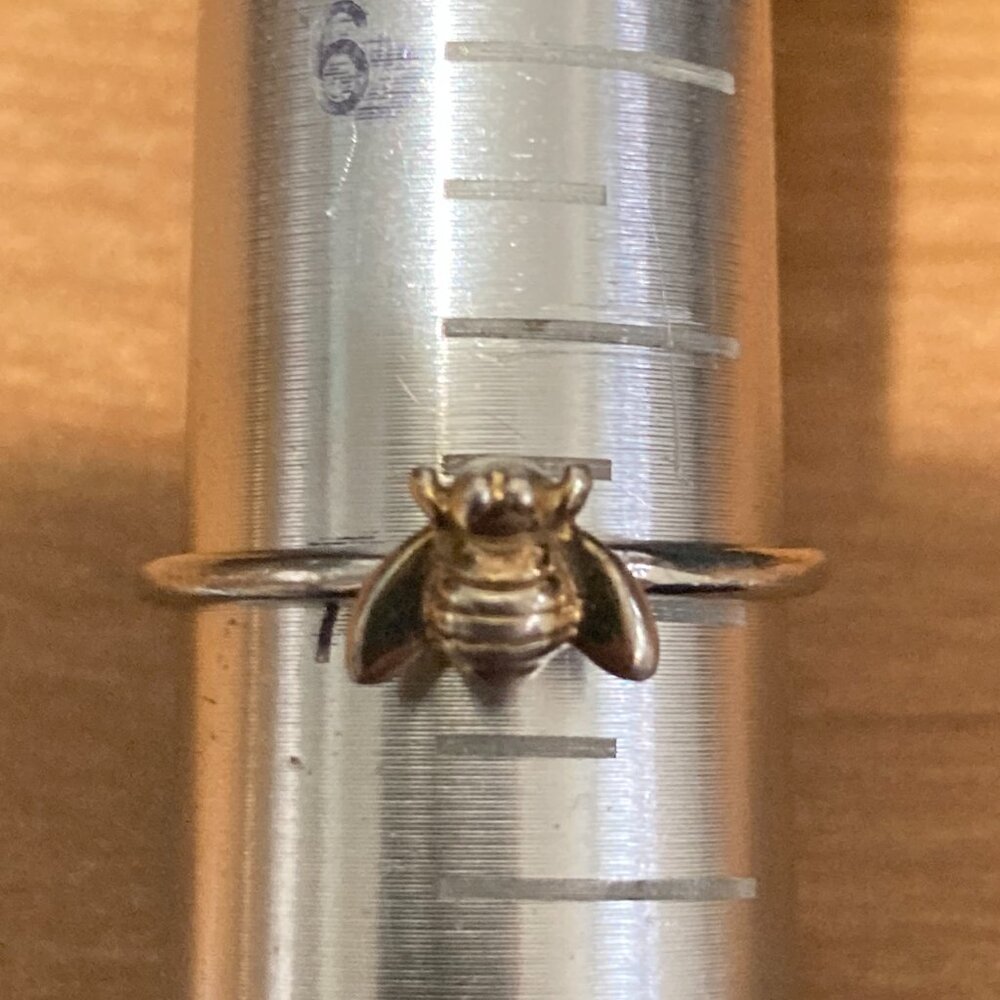 Darling little gold/brass bumble bee on sterling silver band ring - Picture 2 of 4